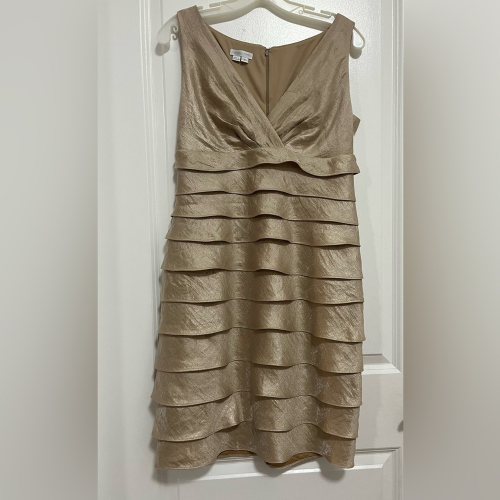 London Times Gold Tiered Cocktail Dress Size 8 Sleeveless V-Neck - Picture 3 of 9